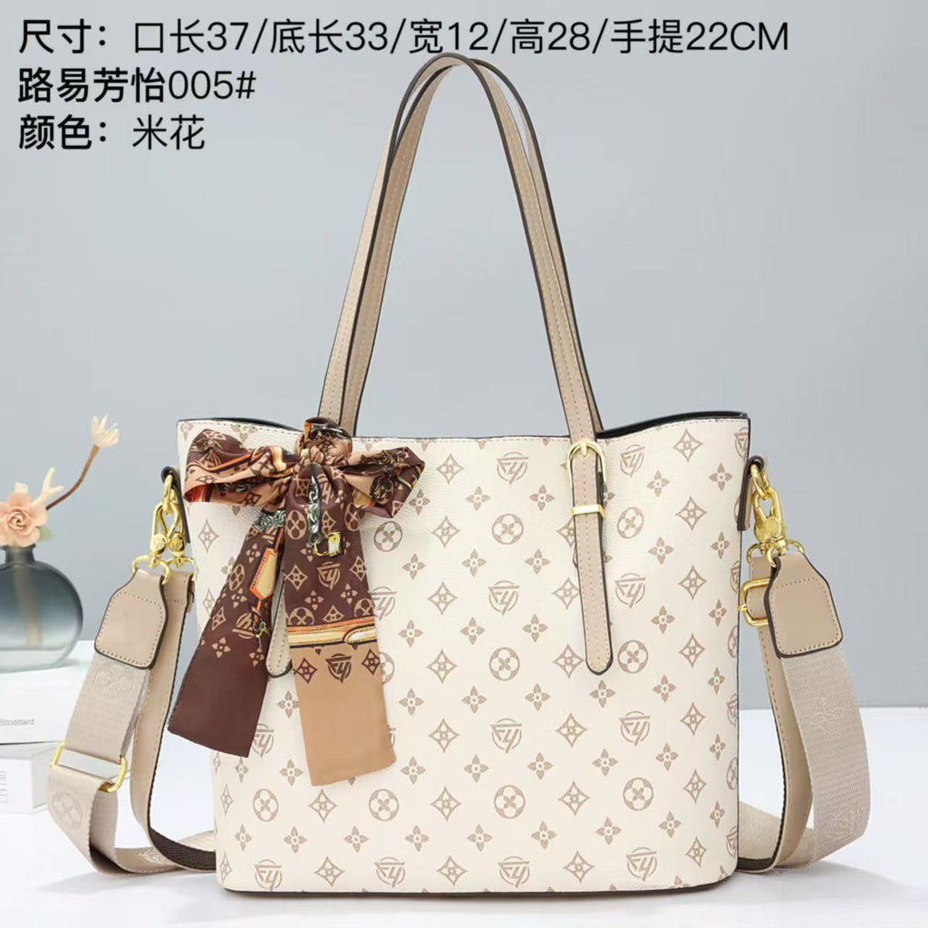 Capacious shoulder bag, one-shoulder bag